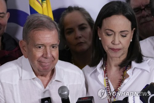 베네수엘라 야당 대선 후보인 에드문도 곤살레스(왼쪽)와 민주야권 지도자 마리아 코리나 마차도가 지난달 29일(현지시간) 카라카스에서 기자회견을 하고 있다.